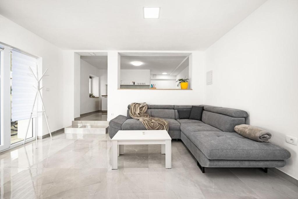 Olive Garden Near 3 Km From Center And Only 4 Km From The For 4 Persons Apartment *