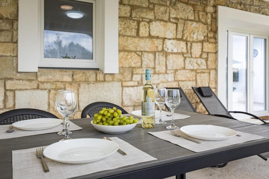 Olive Garden Near 3 Km From Center And Only 4 Km From The For 4 Persons Apartment Pula