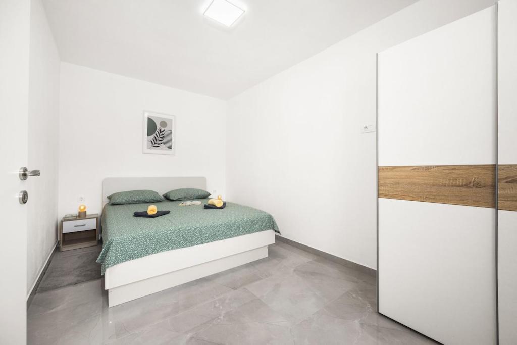 Olive Garden Near 3 Km From Center And Only 4 Km From The For 4 Persons Apartment *