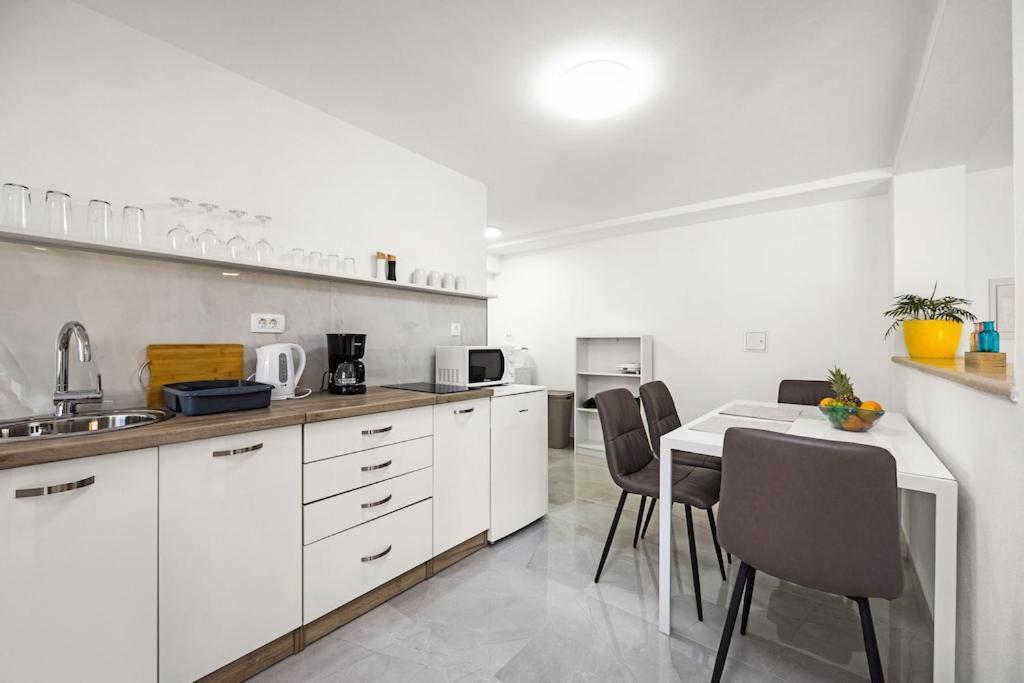 Olive Garden Near 3 Km From Center And Only 4 Km From The For 4 Persons Apartament *