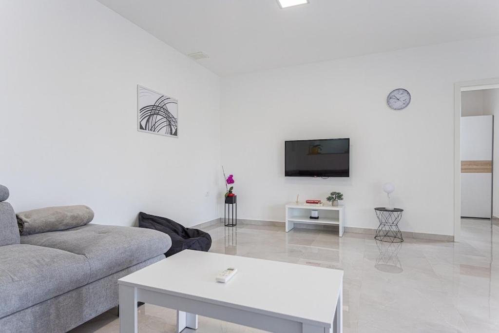 Olive Garden Near 3 Km From Center And Only 4 Km From The For 4 Persons Apartament