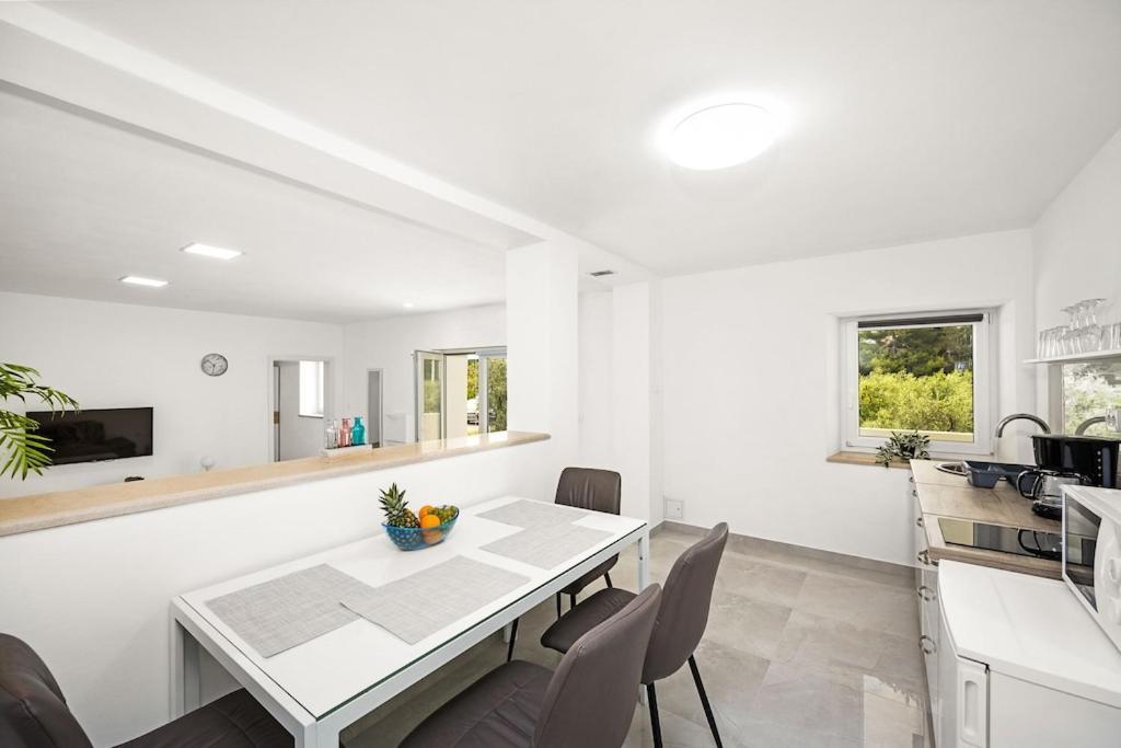Apartament Olive Garden Near 3 Km From Center And Only 4 Km From The For 4 Persons Pula